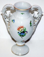 Kézzel festett sorszámozott Bouquet de Saxe-mintás jelzett Herendi porcelán váza barokk füllel hibátlan állapotban /
&lt;br/&gt;Handpainted numbered Herend chinaware vase with baroque handle in flawless condition 21cm