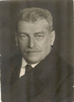 Bárczy István (1866-1943) jogász, politikus, Budapest egykori polgármesterének fotója. Készítette: Gárdonyi testvérek. M: 6,5*9cm.