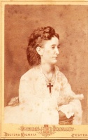 Csekonics Margit grófnőt (1848-1936), gróf Károlyi István feleségét ábrázoló fotó az 1870-es évekből.