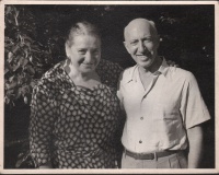 Lesznai Anna (1885-1966) író, festő, iparművész.. A Nyolcak vendégtagját ábrázoló nagyméretű fotó, férje Gergely Tibor festőművész társaságában.