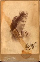 Putnoky Móricné (Putnoky Móric politikus felesége), Károlyi Sarolta fényképe 1896-ból. Készítette: L. Grillich.