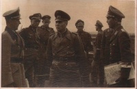 Rommel tábornokot ábrázoló ritka fotó 1944-ből, a Helgolandon állomásozó német csapatok meglátogatása során. 
