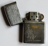 American Spirit, jelzett Zippo márkájú, működőképes öngyújtó az 1960-as évekből.