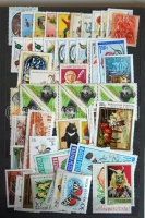 Néhány száz postatiszta és bélyegzett magyar bélyeg + néhány blokk 10 lapos közepes berakóban
