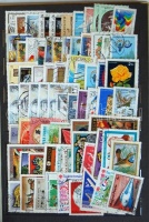 Néhány száz postatiszta és bélyegzett magyar bélyeg + néhány blokk 10 lapos közepes berakóban