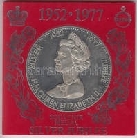 Nagy-Britannia 1977. 'Ezüst Jubileum - II. Erzsébet' fém emlékérem dísztokban T:PP
&lt;br/&gt;Great Britain 1977. 'Silver Jubilee H.M. quenn Elizabeth II' medalllion in case C:PP