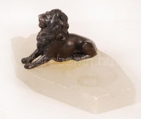 Fém oroszlán alabástrom talapzaton, 19x9x7 cm