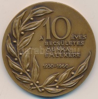 1960. '10 éves Fővárosi Nyomdaipari Vállalat / Becsületes Munka Emlékére' Br emlékérem (50mm) tokban T:1-