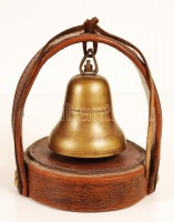 Bőr talapzaton álló bronz csengő, m: 16 cm /
bell