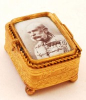 Aranyszínű ékszertartó dobozka Ferenc József arcképével, rózsaszín selyembéléssel, 6x3,5x4,5 cm /
jewelry box with portrait of Emperor Franz Joseph I, 6x3,5x4,5 cm