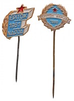 1960. 'Építők Napja' zománcozott fém kitűző + 1961. 'Építők Napja' zománcozott fém kitűző T:1-