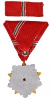 1966. 'Szocialista Hazáért Érdemrend' mellszalaggal, szalagsávval és miniatűrrel dísztokban T:1
Hungary 1966. 'Order of Merit for the Socialist Country' decoration on ribbon, with thin ribbon and miniature in case C:Unc
NMK 711.