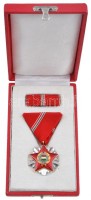 1966. 'Szocialista Hazáért Érdemrend' mellszalaggal, szalagsávval és miniatűrrel dísztokban T:1
Hungary 1966. 'Order of Merit for the Socialist Country' decoration on ribbon, with thin ribbon and miniature in case C:Unc
NMK 711.