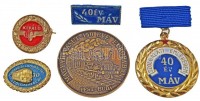 ~1970-1980. 'MÁV Szolgálati Emlékérem' 40 év után  tokban + 'Magyar Államvasutak szolgálatáért' 30 év után + 'Kiváló Szocialista Brigád' aranyozott, festett fém jelvények + Bognár György (1944-) 1996. 'Magyar Vasút - 150 Éve