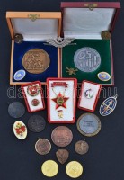 Kis doboznyi vegyes magyar és külföldi kitüntetés, jelvény, emlékérem főleg szocialista darabokkal T:vegyes