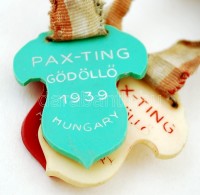 Pax-ting Gödöllő 1939 feliratú piros, fehér, zöld színű magyar kiscímeres cserkész függők, megfakult nemzeti színű szalagon