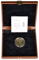 Belgium 2003. 'Baldvin 1930-1993' Au emlékérem dísztokban tanúsítvánnyal (11g/0.750/30mm) T:PP
Belgium 2003. 'Baudouin 1930-1993' Au commemorative medallion in case with certificate (11g/0.750/30mm) C:PP