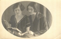 Csűrös Emiliát és Felméry Magdolnát ábrázoló fotóképeslap, feltehetően 1926-ból.