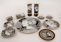 Hollóházi Szász Endre által tervezett mintával díszített nagy porcelán tétel(hamutartó, váza, tálkák, bonbonier, stb.), matricás, hibátlan, jelzett, 11 db