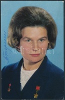 cca 1973 Valentyina Vlagyimirovna Tyereskova (1937- ) szovjet űrhajós aláírása őt magát ábrázoló fotólap hátulján / cca 1973 The signature of Valentina Vladimirovna Tereshkova (1937- ) Soviet cosmonaut on the back of a photo of