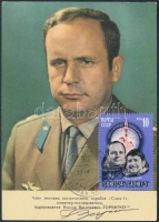 Viktor Gorbatko (1934- ) orosz űrhajós aláírása őt magát ábrázoló fotólapon