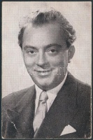 Feleki Kamill (1908- 1993) Kossuth-díjas színművész, táncos, koreográfus, érdemes és kiváló művész halványan látszodó aláírása egy a művészt ábrázoló fotón, apró hibával, 8x5cm