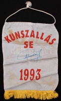 1993 Puskás Ferenc (1927-2006) aláírása egy Kunszállás SE sportzászlón