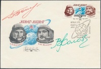Borisz Volinov (1934- ) és Vitalij Zsolobov (1937- ) orosz űrhajósok aláírásai emlékborítékon /

Signatures of Boris Volinov (1934- ) and Vitaliy Zholobov (1937- ) Russian astronauts on envelope