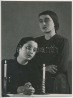 cca 1935 Szentpál Mária és Radnai Éva, feliratozott vintage fotó, Szentpál Olga (Bp., 1895. dec. 14.-Bp., 1968. okt. 31.): mozgásművésznő, koreográfus, pedagógus és szakíró fénykép gyűjteményéből, 13x9,5 cm