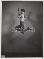 cca 1935 Foto Forrai: Felugrás műteremben, pecséttel jelzett vintage fotóművészeti alkotás Szentpál Olga (1895-1968): mozgásművésznő, koreográfus, pedagógus és szakíró gyűjteményéből, 24x18 cm