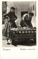 Sárközi népviselet, asszonyok csecsemő bölcsőben / Women from Sárköz, baby in the cradle, Hungarian folklore (EK)