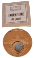 Németország 1990. 'Berlini fal leomlásának emlékére' aranyozott tombak emlékérem a Berlini fal eredeti darabkájával, tanúsítvánnyal (50mm) T:PP ujjlenyomat
Germany 1990. ' Fall of the Berlin Wall - Die Mauer fällt' gilt commemorative