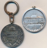 1929. 'Magyar Háborús Emlékérem kardokkal, sisakkal' fém kitüntetés mellszalag nélkül, ráerősített kulcstartóval + 1935. 'PSE 1899 (Postás Sport Egyesület)' ezüstözött fém díjérem mellszalag nélkül (38,5mm) T:2
