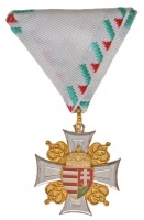 1996. 'A Tiszti Szolgálati Jel III. fokozata' tűzzománcozott, aranyozott, ezüstözött tombak kitüntetés mellszalagon T:2
Hungary 1996. 'Distinction for an Officer in Service 3rd Grade' enamelled, gold and silver plated tombac decoration