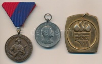 3db-os militária tétel: 1940. 'Erdélyi részek felszabadulásának emlékére' cink emlékérem mellszalag nélkül + 1964. 'Munkásőr' Br kitüntetés mellszalagon + 1987. 'Farkas Mátyás Veterán Emlékverseny Budapest' Br díjplakett