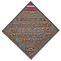 Ausztria 1934. 'Gyógyszerészek Nemzetközi Találkozója Bécs' zománcozott fém jelvény 'J. Hollarek Wien VI / I.' gyártói jelzéssel (23x23mm) T:2
Austria 1934. 'V. Kongress der International Union in Wien 1934 - International Treffen der