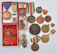 30db-os magyar és külföldi fém jelvény tétel a szocialista időszakból, benne jobb zománcozott darabok T:vegyes
30pcs of mixed socialist badges with better enamelled pcs C:mixed
