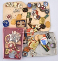 50db-os magyar és külföldi fém jelvény tétel a szocialista időszakból, benne jobb zománcozott darabok T:vegyes
50pcs of mixed socialist badges with better enamelled pcs C:mixed