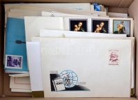 Néhány tucat főleg modern emléklap, FDC, boríték, közte pár külföldi; dobozban