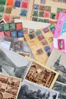 Régi kis album vegyes bélyegekkel + postatiszta magyar sorok, blokkok, bélyegzett külföldi festmény bélyegek, 10 háború előtti magyar városképes lap