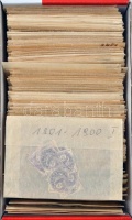 Franciaország 1892-1949 sok ezer bélyeg zacskókba rendezve, piros-fehér dobozban