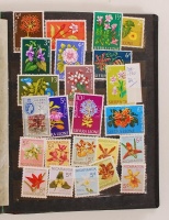 Szép kis tengerentúli Virág motívum gyűjtemény jobb sorokkal, nagyrészt használatlan anyag néhány gyengébb vagy javított gumizású bélyeggel / Flowers small mostly unused thematic collection with better sets, some stamps regummed