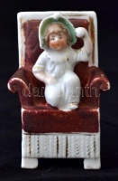'Germany' jelzésű ülő kislány porcelán figura, kézzel festett, kopásnyomokkal, jelzett, m: 8 cm