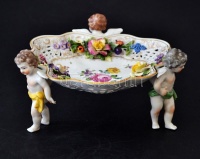 Jelzett puttós-virágos kínáló, kézzel festett, apró lepattanásokkal, m:10 cm, d:19 cm