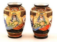 2 db keleti motívumos porcelán kisváza, kézzel festett, jelzett, kopásnyomokkal, m: 9,5 cm