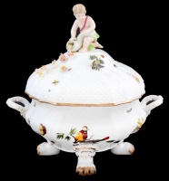 Puttós leveses tál, kézzel festett, jelzett (R.B. két kardos), hibátlan, m:30 cm, 29×22 cm