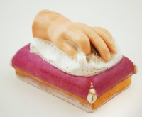 CF jelzéssel porcelán kéz, kézzel festett, kis lepattanással, jelzett, 11x7x7 cm