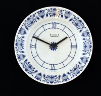 NDK-ban készült, festett porcelán falióra, Weimar jelzéssel. d: 24 cm.