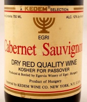 1982 Egri Cabernet Sauvignon pészachi kóser száraz vörösbor, 0,75 l, angol és héber nyelvű tanúsító címkével, fogyaszthatósága nem bevizsgált