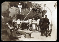 cca 1916 Gyakorló-torpedó behajózása. Feliratozott fotó, feltehetőleg az SMS Satellit torpedóhajó fedélzetén készült. Bal felső sarka enyhén levágva. 11x8 cm.